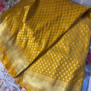 Women's Golden Yellow Banarasi Saree with Metallic Motif